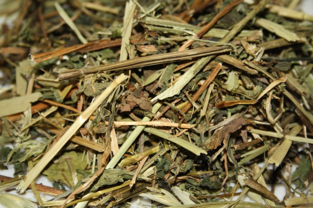 Frisches Heu für Kaninchen mit Kräutern und Stängeln