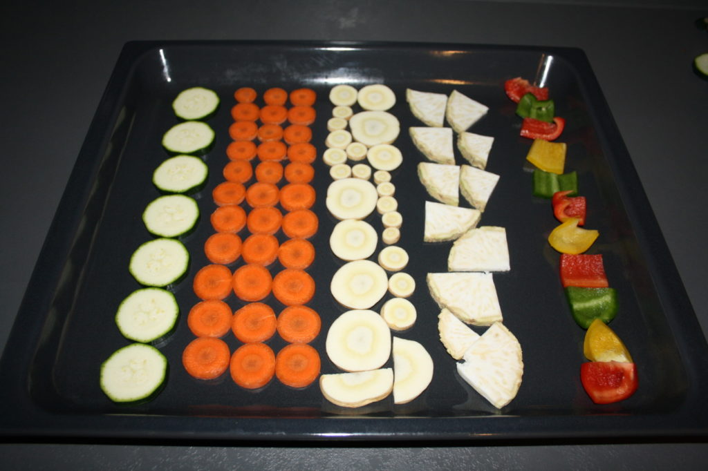 Das Foto zeigt geschnittenes Gemüse auf einem Backblech