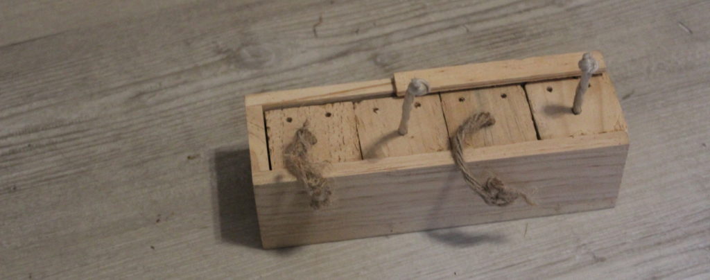 Das Foto zeigt ein Holzspielzeug