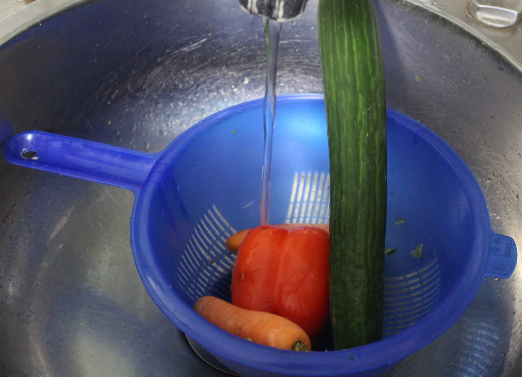 Das Foto zeigt Gemüse, das gewaschen wird