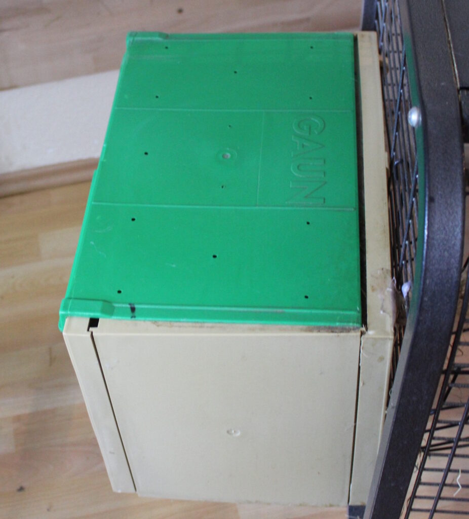 das Foto zeigt eine Wurfbox die mit einem grünen Deckel aus Kunststoff geschlossen ist