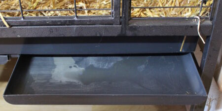 Das Foto zeigt eine herausnehmbare Kotwanne im Kaninchenstall