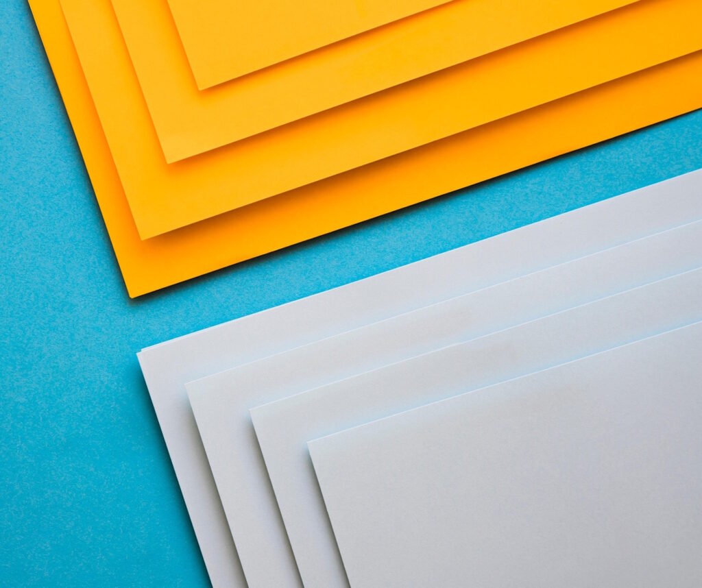 Das Foto zeigt Platten in orange und grau aus PVC